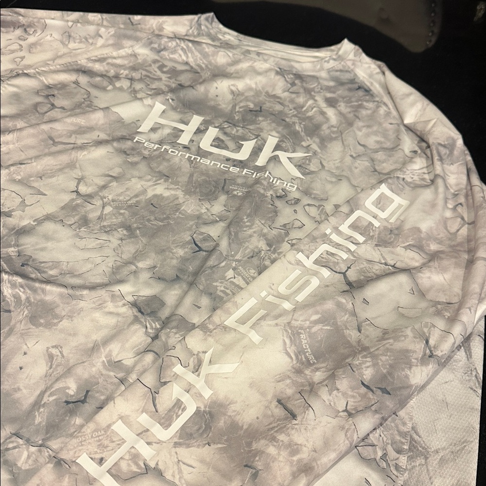 Huk White and Gray Mossy Oak pattern Performance Fishing Shirt- XXL- like new - Picture 2 of 6